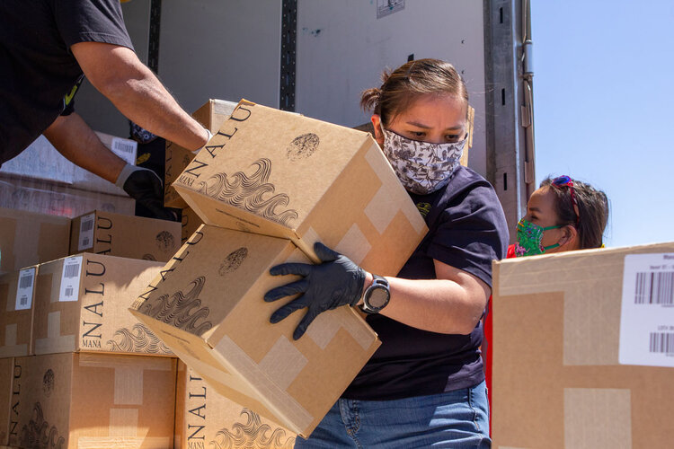 Volunteers-on-Navajo-Nation-unload-water-from-Jason-Momoa--credit-Deidra-Peaches-